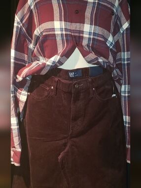 NWT. Gap Barrel Cut Burgundy Corduroy 100% Cotton Pants